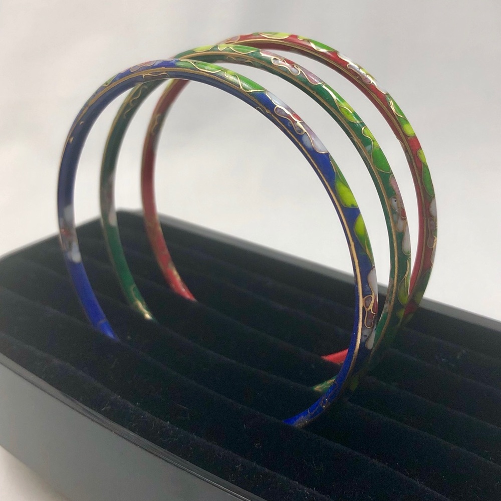 A SET OF 3 CLOISONNÉ BANGLE BRACELETS. VINTAGE